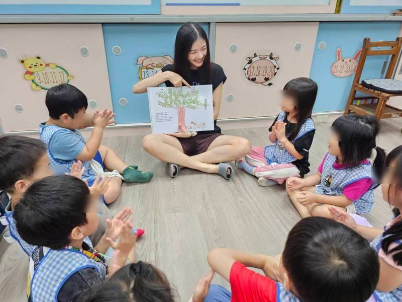 新北市深坑國小附設幼兒園內一棵老榕樹於颱風來襲時傾倒，後續經各方搶救順利恢復生機，師生也攜手推出繪本「大榕樹，加油！」不僅記錄老樹重生，也保存校園共同記憶。（新北市深坑國小附設幼兒園提供）