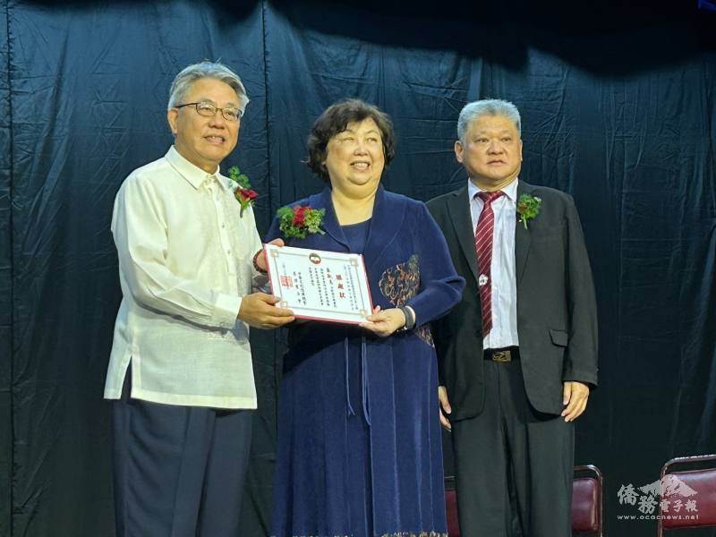 駐菲律賓代表處公使楊登仕（左）及文復會菲律賓分會會長莊杰森（右）頒發感謝狀予文復會暑期班總主任李淑慧（中），感謝其對暑期班的貢獻