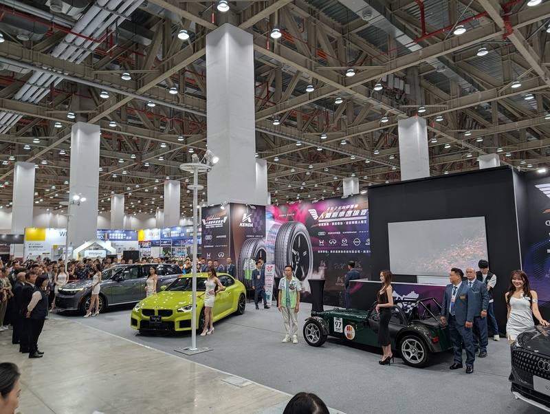 2026台中國際新車大展26日起至29日在台中國際會展中心登場，集結近36家國際車商品牌及汽車配件廠商參展，設有200個攤位，囊括四輪國際新車與二輪重機。