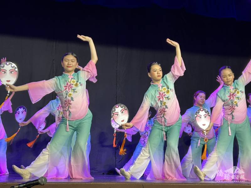 舞蹈班學員帶來精彩民族舞蹈演出，以優美舞姿展現傳統文化藝術之美，贏得現場觀眾熱烈掌聲。