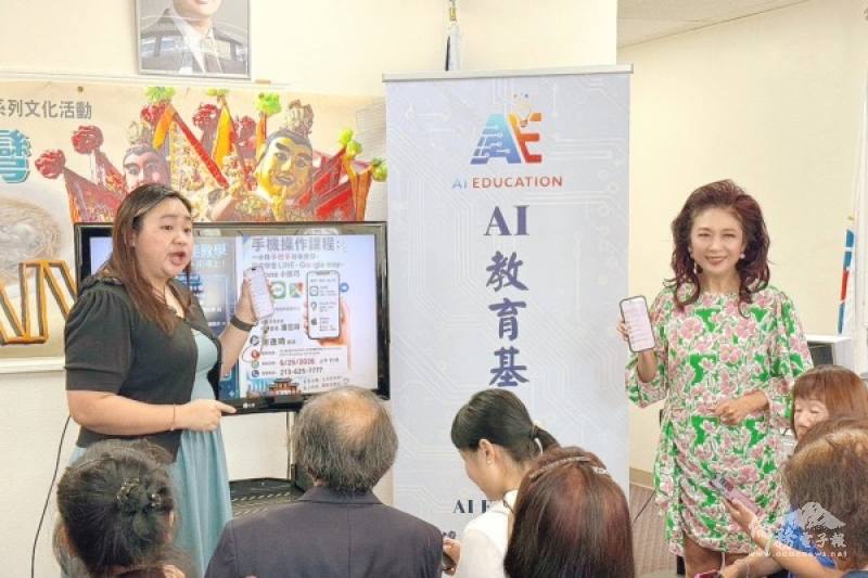 講師謝逸琦（左）與AI教育基金會會長潘意玲，透過手機課程幫助長者跨越數位鴻溝
