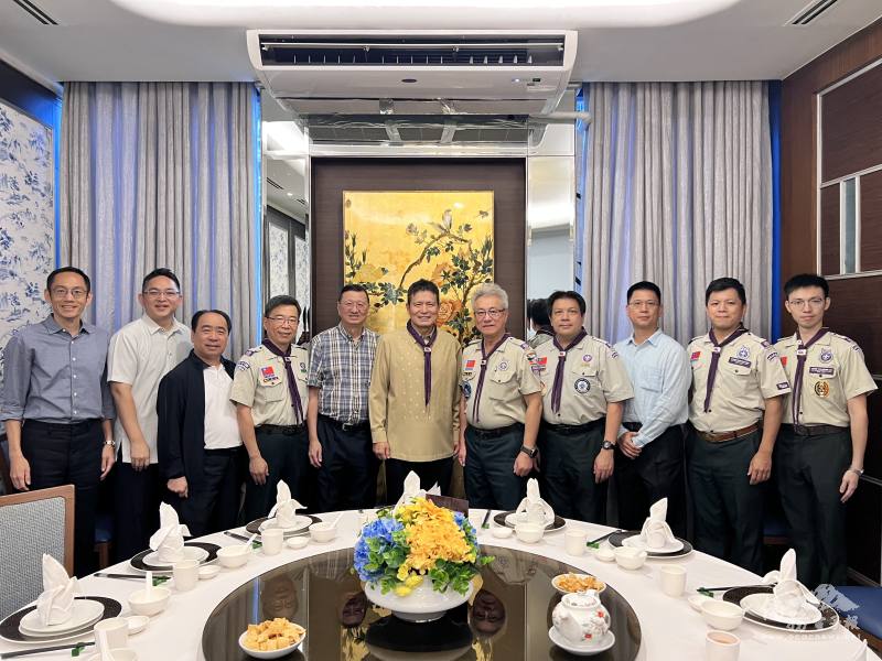 駐菲律賓代表處接待中華民國童軍總會理事長高國倫一行，合影留念