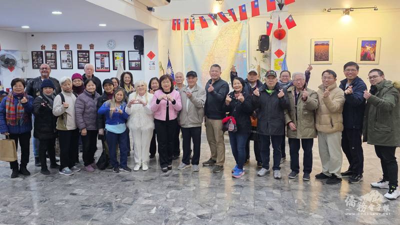 阿根廷臺僑與布宜諾斯艾利斯市政府衛生局醫護團隊合影，駐阿根廷代表處大使謝妙宏（著粉紅外套）到場關懷鄉親，感謝衛生局首度前往臺灣會館提供疫苗接種服務