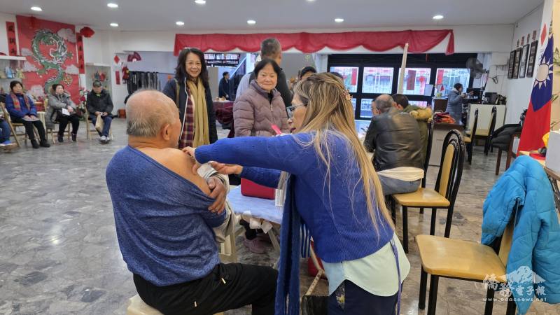 僑胞在阿根廷布宜諾斯艾利斯市政府衛生局醫護團隊協助下，完成疫苗接種，共同守護自身及家人健康