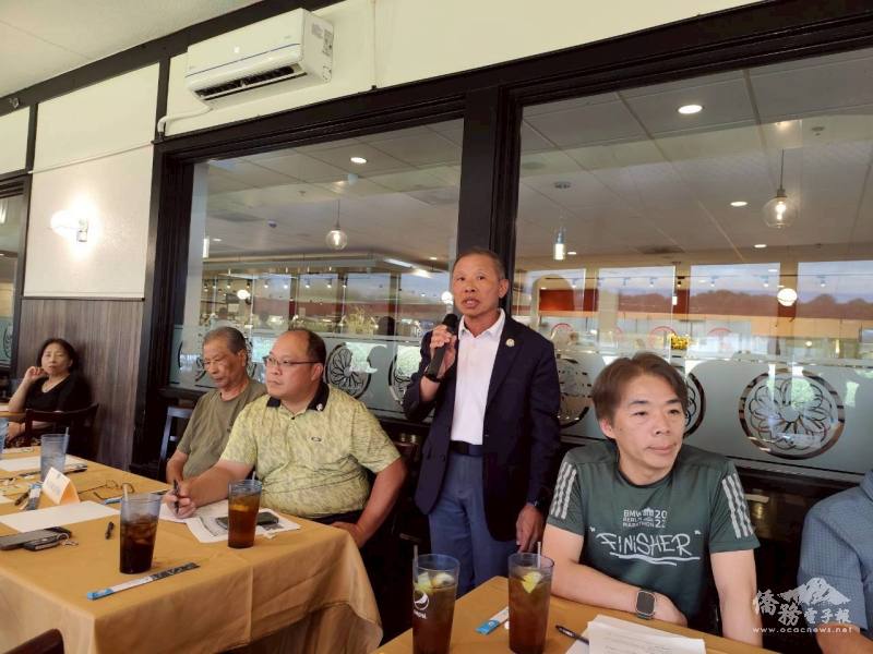 僑務委員張崧軒(站立者)分享參加「全民總體防衛韌性」演練經驗