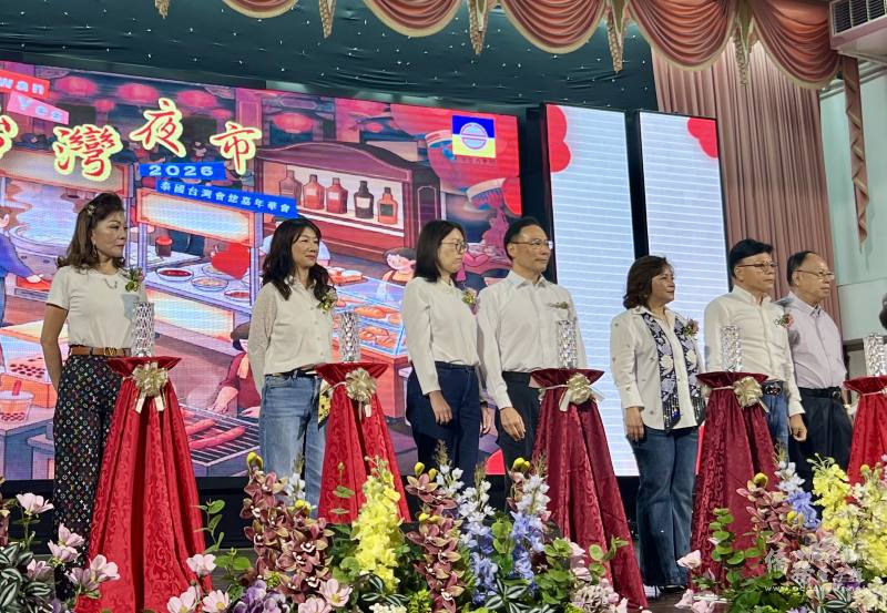 「2026鄉親嘉年華－台灣夜市 Taiwan Yes」活動開幕合影，(左至右)Central Group Owner & Shareholder 林珠玲、臺灣會館副主席暨籌備主委林宇馨、駐泰國代表處大使藍夏禮及夫人陳柏惠女士、泰國臺灣會館主席張玲琴、泰國臺灣商會總會長陳漢川、總統府國策顧問黃員教