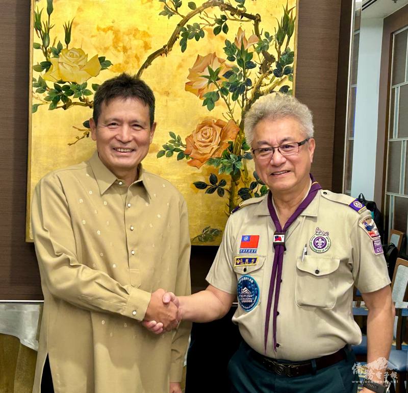 駐菲律賓代表處公使李廷盛（左）與高國倫（右）合影，雙方就臺菲童軍交流及青年合作交換意見