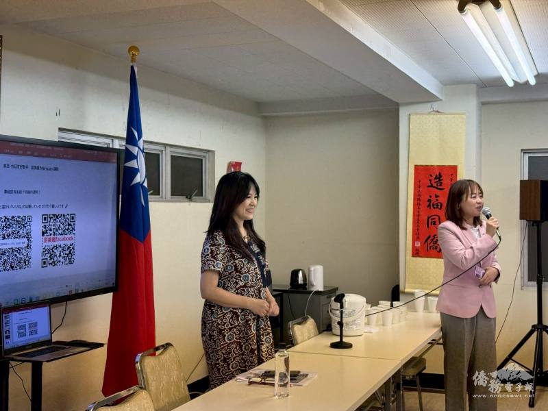 駐日本代表處僑務組副組長李承芸(右)介紹本次課程講師游美媛(左)