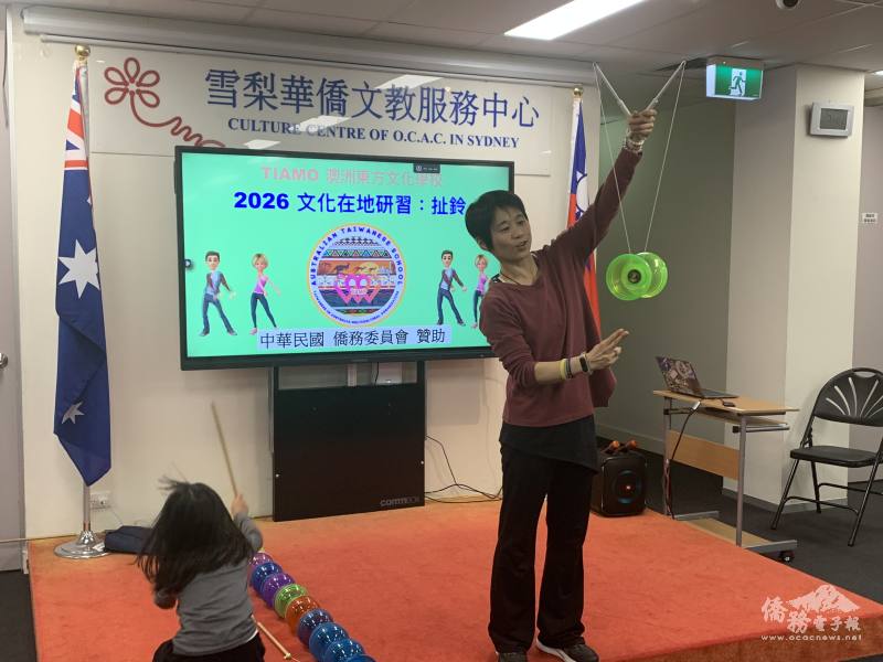 張書瑋展示演練扯鈴技巧