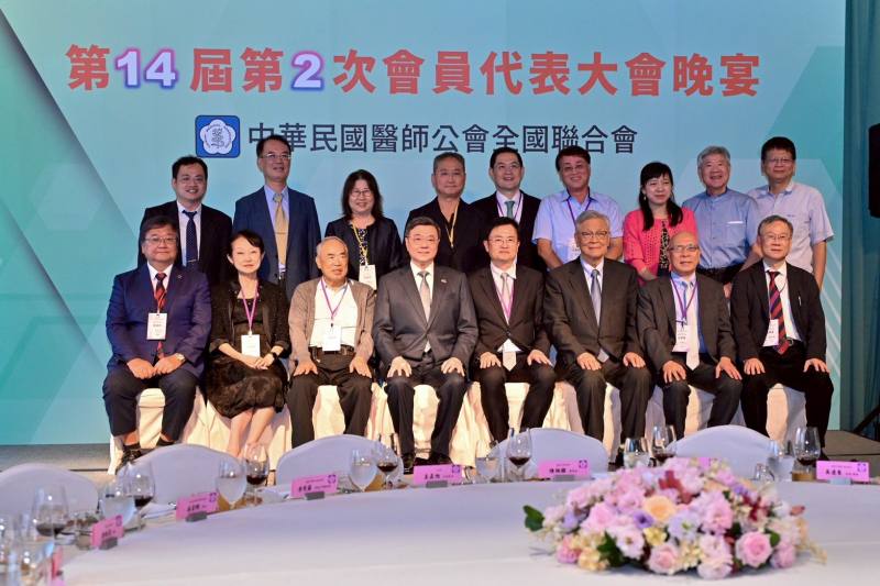 行政院長卓榮泰出席「中華民國醫師公會全國聯合會第14屆第2次會員代表大會會後餐敘