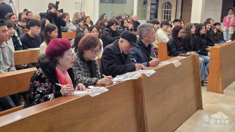 阿根廷臺僑僑領受邀出任評審團，專注聆聽參賽團體表現，肯定學生展現穩健臺風