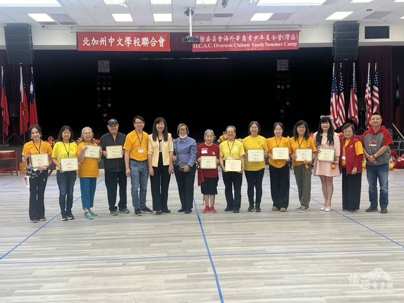 北加州中文學校聯合會會長傅其俊(左五)及金山灣區文教中心主任莊雅淑(左六)共同頒發感謝狀給夏令營指導老師。