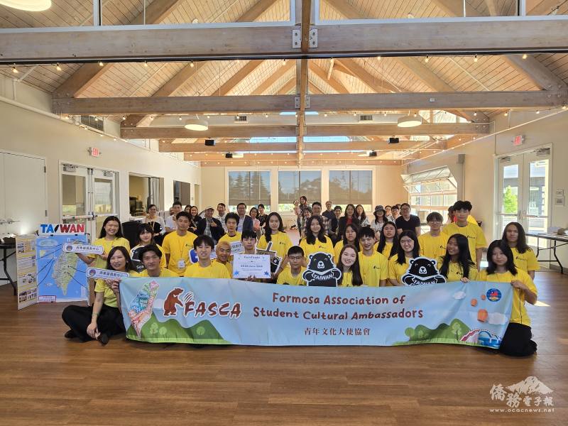 海外青年文化大使(FASCA)波特蘭分會新生培訓結業式，學員與老師、家長們合影
