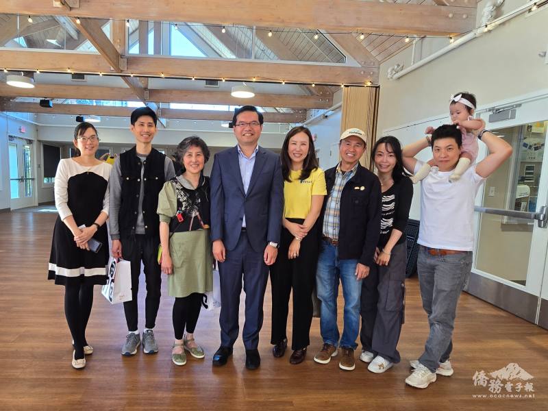 西雅圖華僑文教中心主任王偉讚（左4）與FASCA 波特蘭分會諮詢導師陳蘭青（右4）及培訓講師賴筱雯（左1）、陸璋（左3）、許翔瑟（右1）