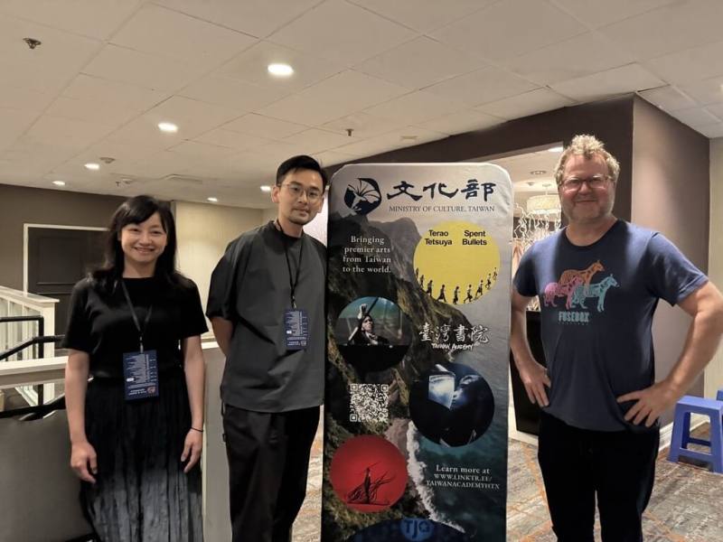 剪輯黃嘉文（左起）、導演周東彥與FUSEBOX藝術節總監柏利在VR短片「霧中」映後合影。（駐休士頓辦事處臺灣書院提供）
