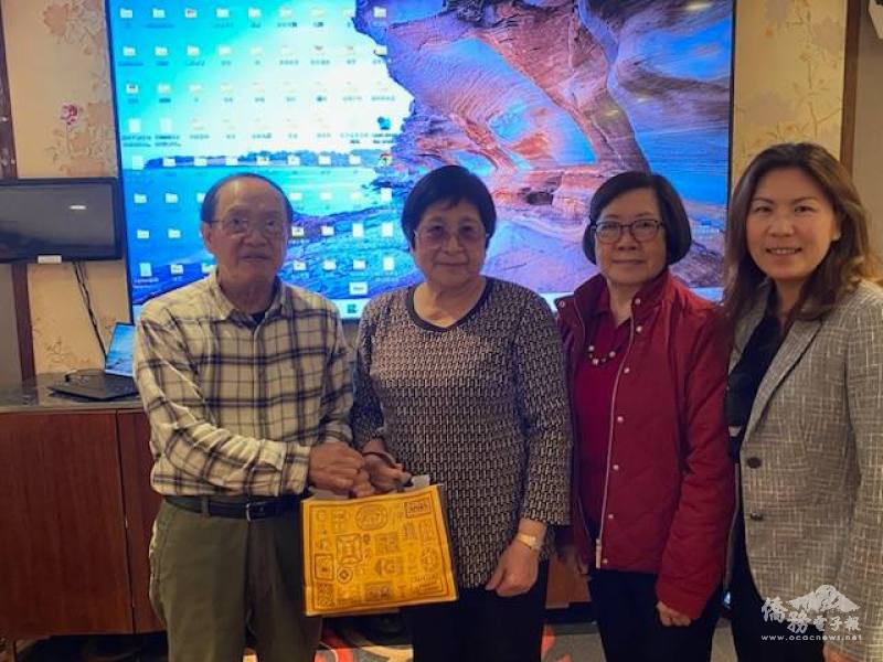 澳洲松友會會長謝美鳳贈禮感謝醫師石燦宏(左起為石燦宏、謝美鳳、僑務委員陳雪鳳及雪梨文教中心主任江佳慧)