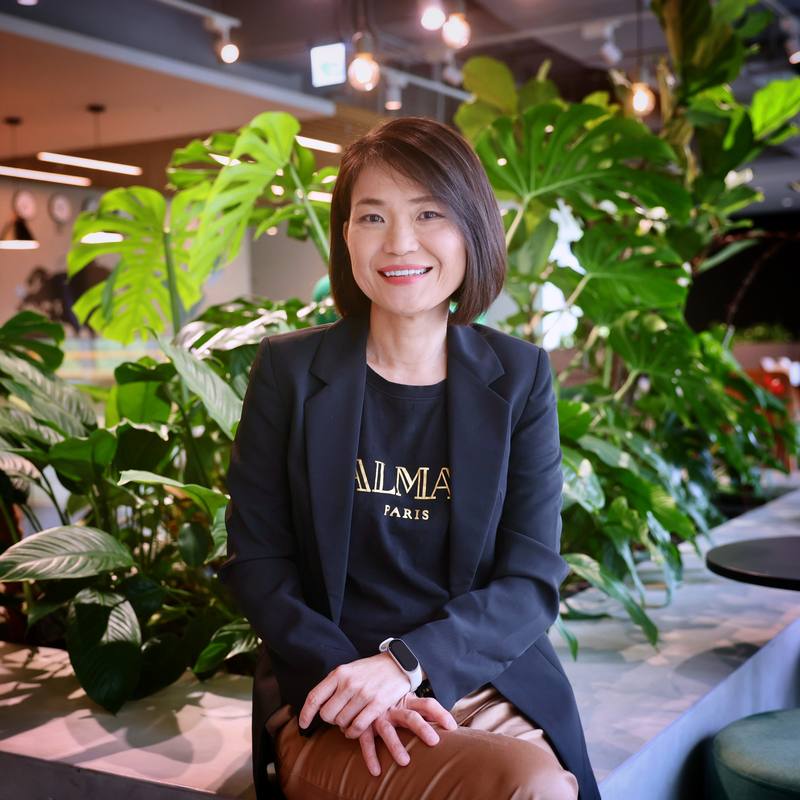 LINE台灣入口與內容事業群總經理張景雯接受中央社專訪表示，LINE的AI應用聚焦「數據應用」、「內容生成」與「內容營運」3大領域，並已實質導入社群訊息總結與後台違規過濾。