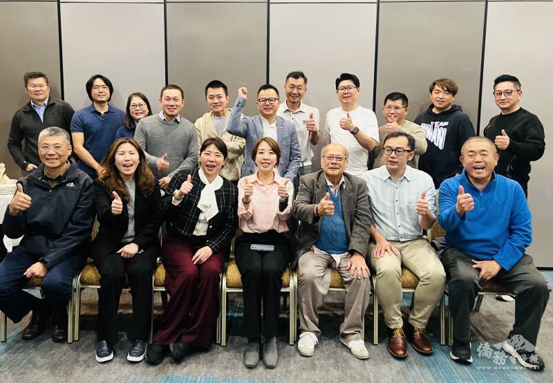 僑務委員會副委員長李姸慧(前排左4)首訪西澳伯斯聽取僑青建言