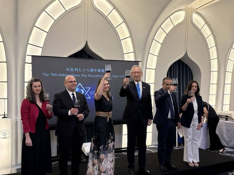 Israel's new top envoy to Taiwan Israel Strulov (second left) at a public function on June 11. Photo courtesy of the Ministry of Foreign Affairs