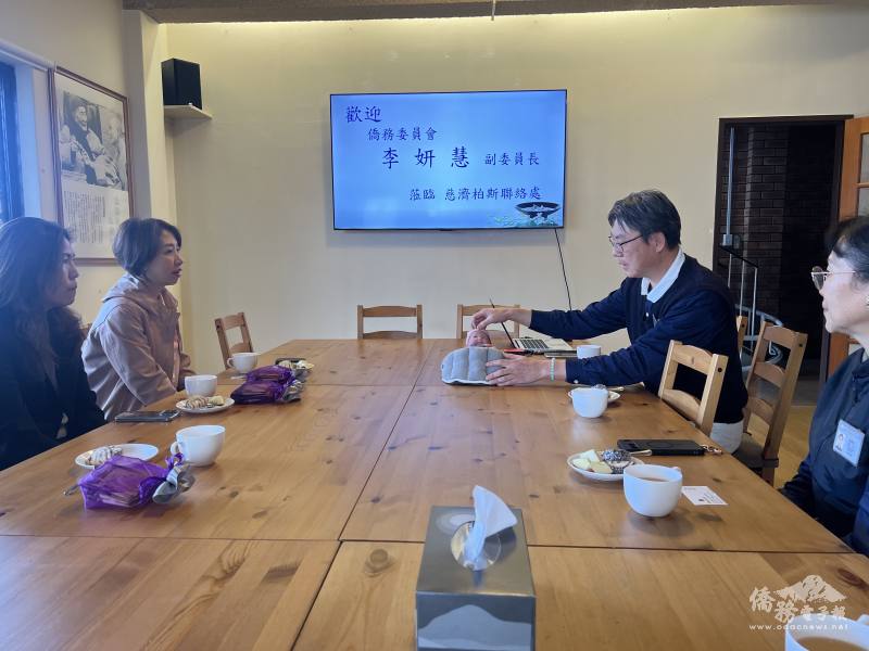 慈濟伯斯聯絡處負責人林文俊介紹協助早產兒慈善志業