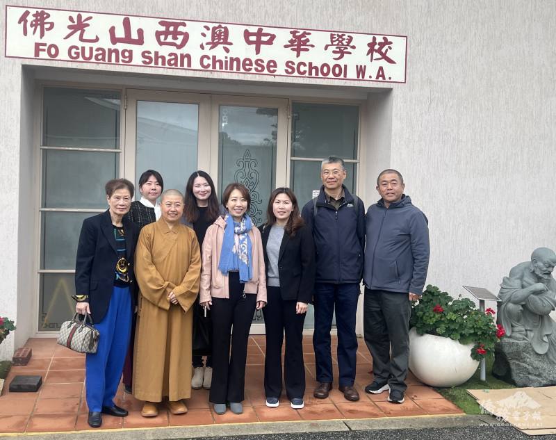 李姸慧(前排左3)參訪佛光山西澳道場及佛光山西澳中華學校