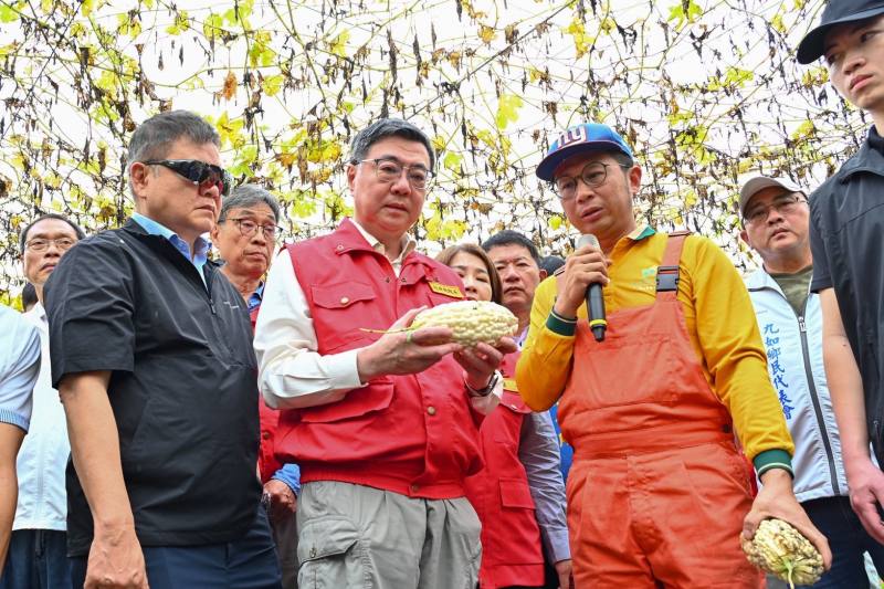 行政院長卓榮泰視察設施蔬菜農作災損情形
