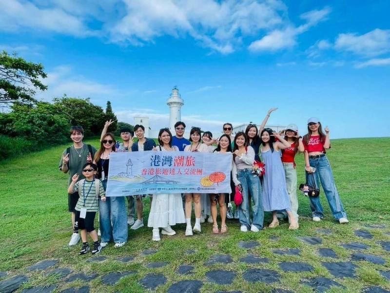 為推廣台港觀光交流與南台灣旅遊，策進會委託中華民國全國商業總會於22日至27日舉辦「港灣潮旅－香港旅遊達人交流團」，邀集15位香港網紅來台。圖為團員體驗墾丁碧海藍天。（策進會提供）