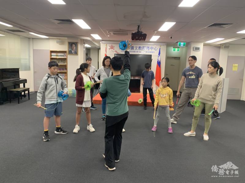 老師張書瑋說明扯鈴技巧
