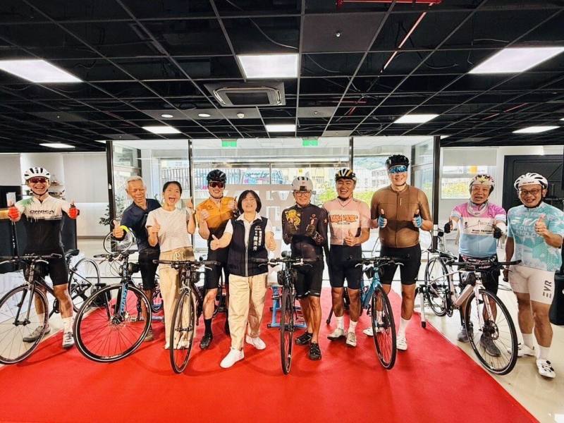 台中市觀旅局29日在石岡旅客服務中心舉辦「台中自行車嘉年華」報名起跑記者會，會中宣布1700個免費名額正式開放報名，並首度推出「台中自行車道完騎數位認證」。（台中市政府提供）