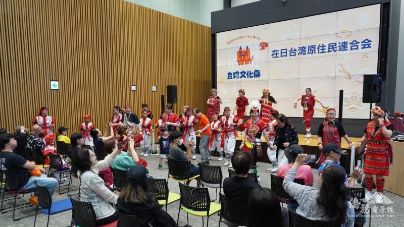 在日台灣原住民連合會帶領現場觀眾體驗原住民族歌舞