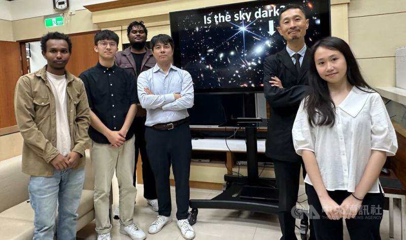 中興、清華大學團隊參與開發的立方衛星太空望遠鏡VERTECS日前搭乘日本H3運載火箭6號機發射升空，其中數據接收系統是台灣團隊開發，寫下台灣參與太空任務里程碑。圖為興大物理系副教授橋本哲也（左4）與清大天文所教授後藤友嗣（右2）團隊合影。