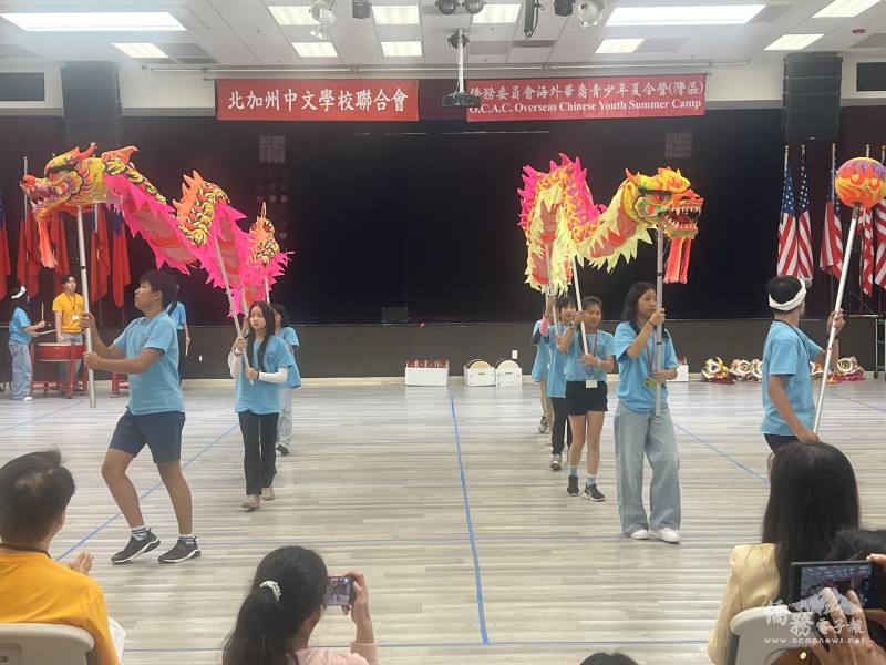 孩子們帶來大鼓舞龍表演。