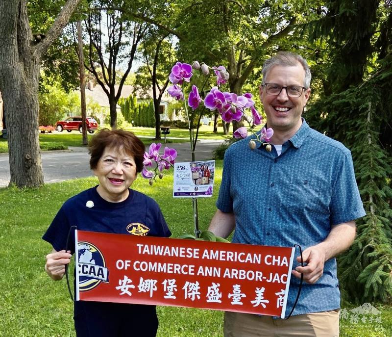 密西根州參議員Jeff Irwin與僑務促進委員司徒達森在密西根州議會大廈草坪合影
