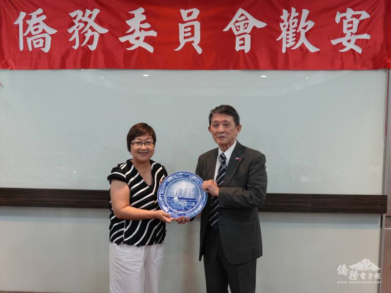 徐佳青(左)代表僑委會致贈紀念品予日本中華聯合總會代表羅鴻健(右)
