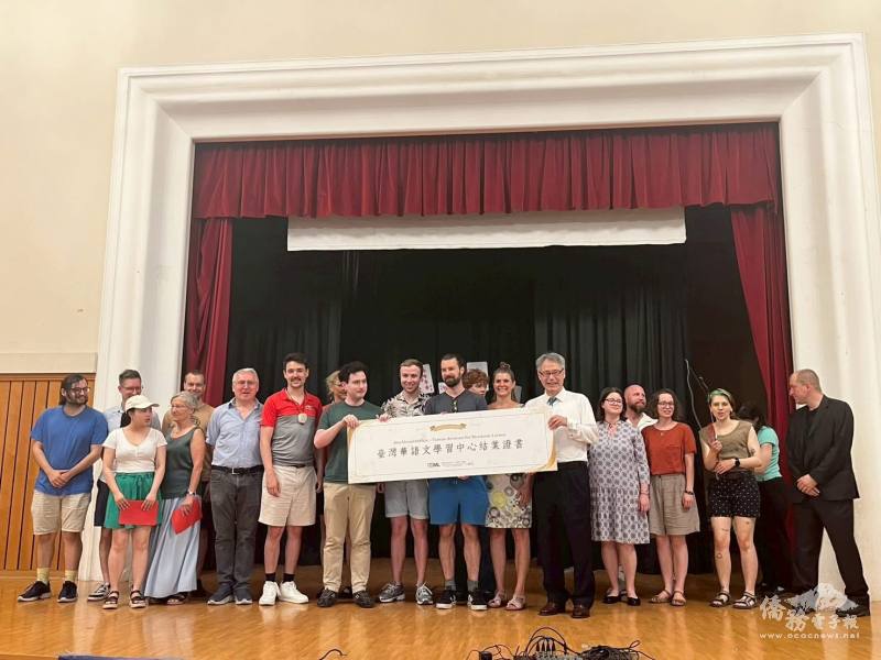 駐奧地利代表處大使劉玄詠出席成果展，並與TCML結業學員合影祝賀。