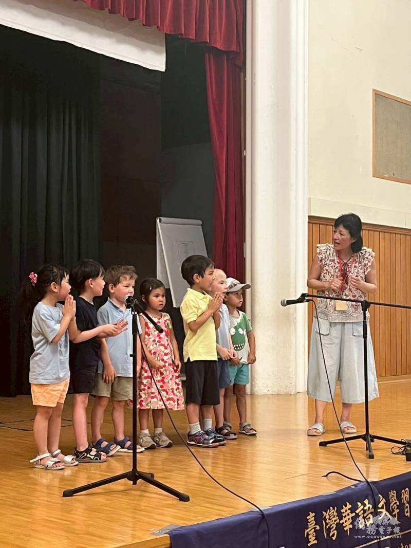 幼幼班學童在老師帶領下登台演出「唸謠」，以童趣表現展現學習成果。