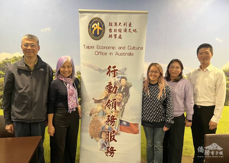 駐澳代表處秘書王俊義與西澳急難救助協會志工們合影