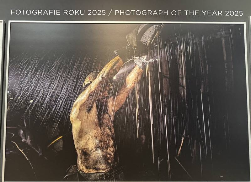 2025年捷克新聞攝影比賽「年度照片獎」由記錄捷克東部礦坑停產的作品奪得，呈現當地逾200年的採礦歷史走向終結的重要時刻，一名礦工展現勞動的艱辛與張力。