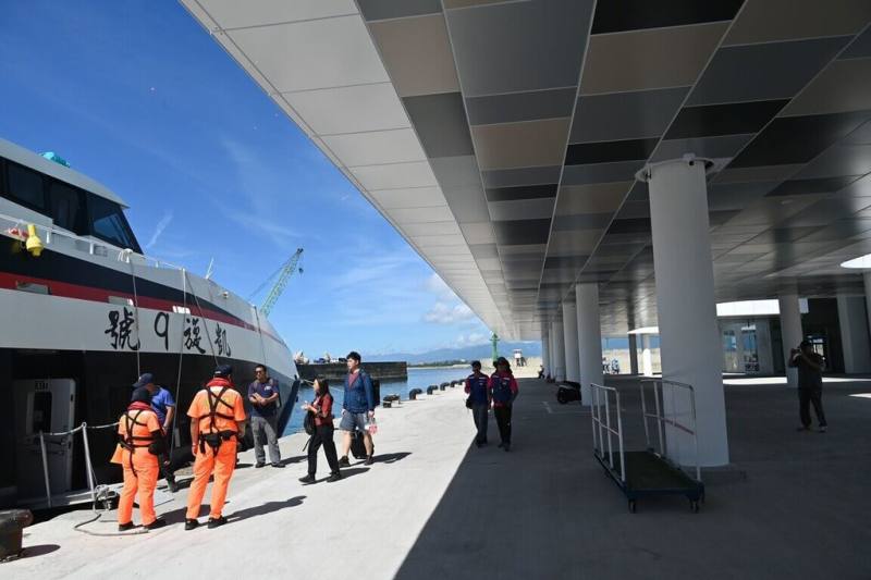 台東縣「富岡港交通船客運中心」30日啟動試營運，全新客運中心將大幅改善往返綠島、蘭嶼離島旅客候船環境，也象徵台東海運服務邁入嶄新階段。（台東縣政府提供）
