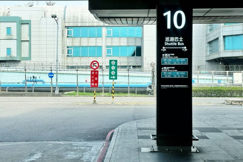 為配合桃園國際機場第3航廈工程，第1、2航廈管制區外航廈電車7月起停止服務，旅客可改利用「桃園機場捷運」及「24小時航廈巡迴巴士」免費往返2航廈。