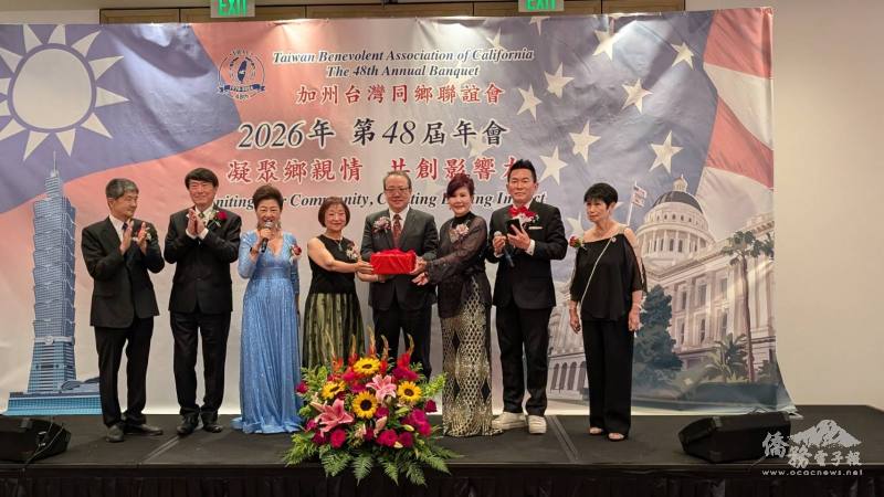 駐洛杉磯辦事處處長馬博元（右4）見證下，加州台灣同鄉聯誼會卸任會長儲錦琪（左4）與給新任會長劉煥君（右3）完成交接儀式