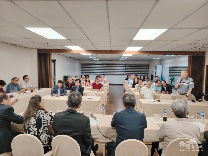 座談上各僑界代表踴躍就僑生教育、僑務服務、經貿發展及僑社韌性等議題提出建言