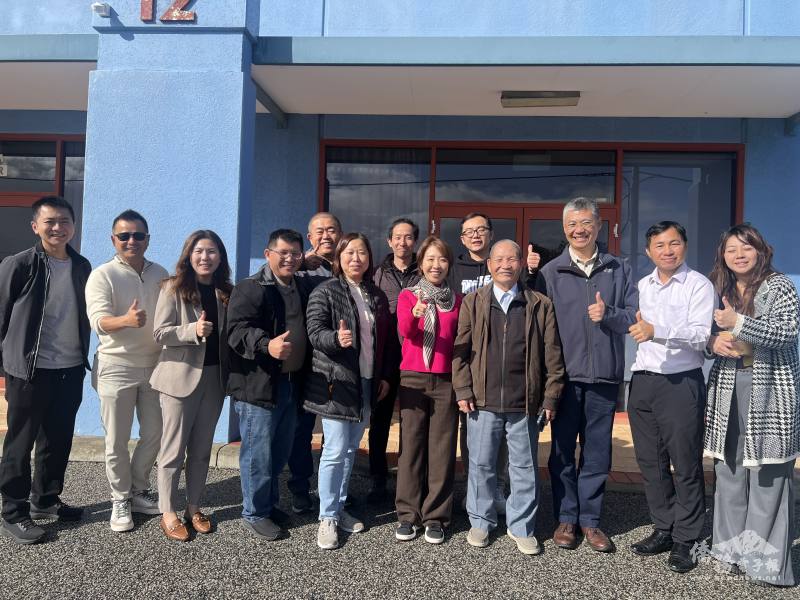 李姸慧（中）在臺商楊智傑的廚房檯面工廠前合影