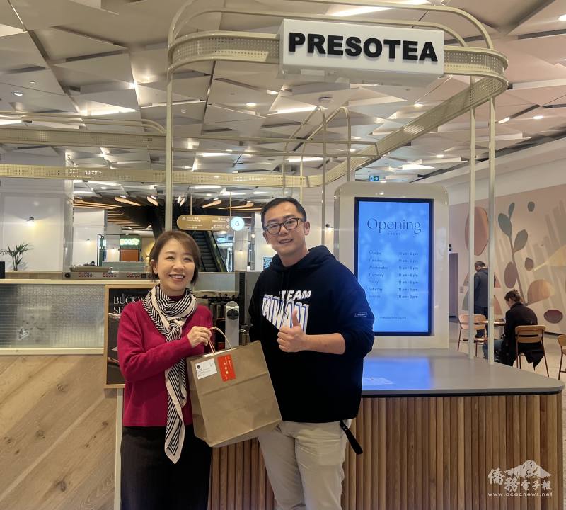 李姸慧（左）參訪西澳台灣商會會長陳明璟的「鮮茶道」連鎖茶飲店