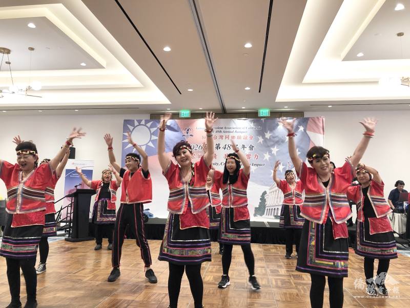 現場幹部帶來舞蹈表演，氣氛溫馨熱鬧