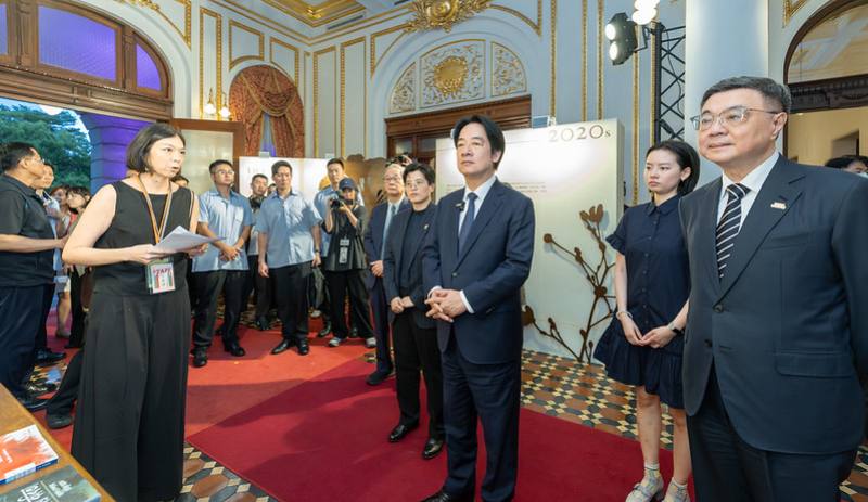 總統在《新活水》黃麗群總編輯導覽下，參觀「台灣文學外譯的花開時節」微型展