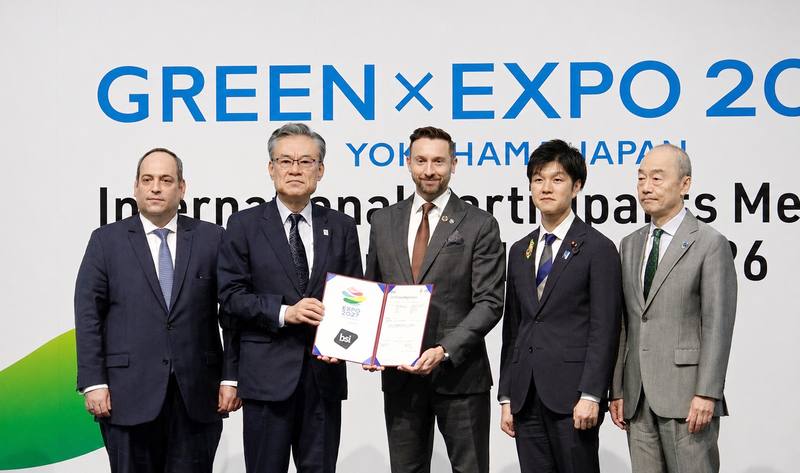迎接2027年國際園藝博覽會（GREEN×EXPO 2027），國際園藝博覽會協會30日在橫濱舉辦首屆國際參加者會議（IPM），國際園藝博覽會協會事務局長河村正人（左2）、日本農林水產大臣鈴木憲和（右2）、國際展覽局秘書長凱爾肯澤斯（左1）等人與會，並舉行ISO 20121認證書頒發儀式。