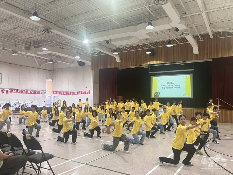 學員們於結業式上表演大使之舞