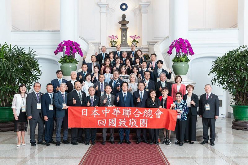 總統與訪賓一行合影