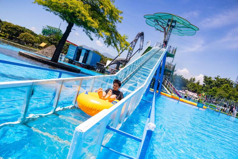 2026宜蘭國際童玩藝術節將於7月4日至8月16日在冬山河親水公園舉辦。園區的水域遊戲區有高達14公尺的「神木精靈水道」，遊客在下滑時須經過30公尺透明滑道，最為刺激。（宜蘭縣政府提供）